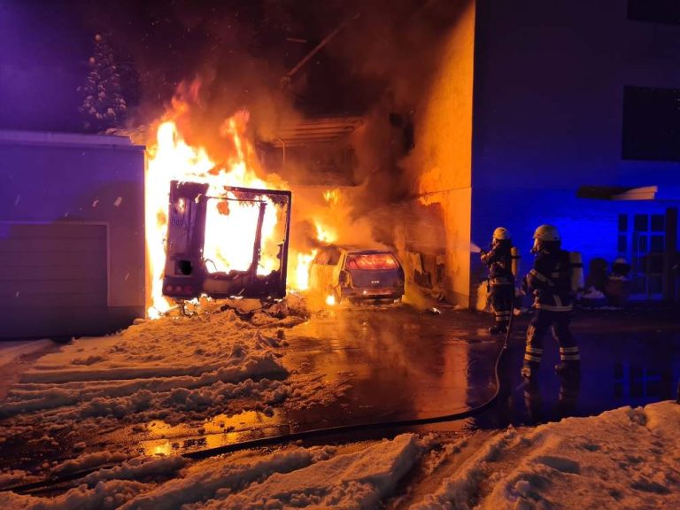 PKW und Wohnwagen brennen aus – Brand eines Wohnhauses verhindert