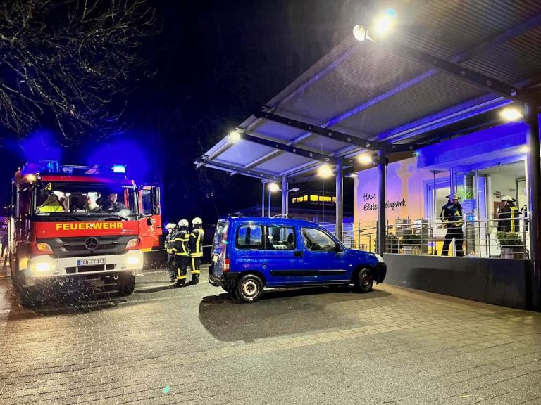 Feuerwehr stark gefordert, Person tot aufgefunden