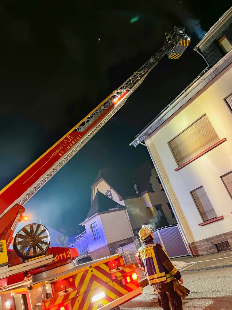 Feuerwehr löscht Kaminbrand in der Ensheimer Straße