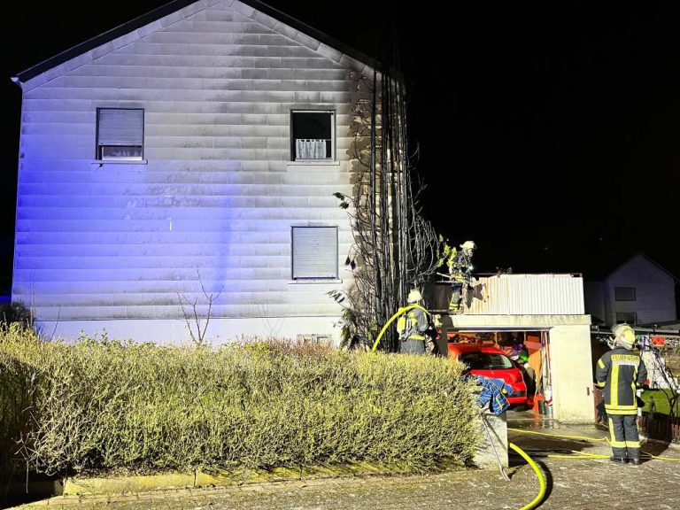 Brennende Thuja-Hecke zerstört Hausfassade und unklare Rauchentwicklung