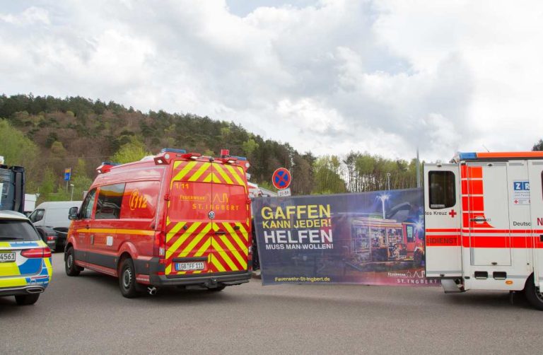 Von Feuerwehr gerettet: Kind klemmt sich Hand in PKW-Rücksitzbank ein