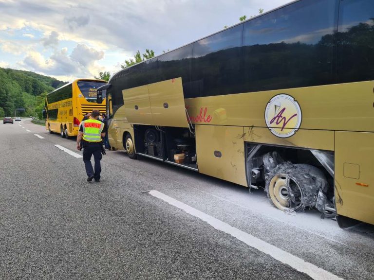 Mehrere Einsätze –  u.a. Brand eines Busreifens auf der A6-Busgruppe nach Frankreich gebracht