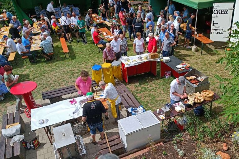 Schönes Wetter und ausgelassene Stimmung beim Sommerfest der Kahlenbergfreunde