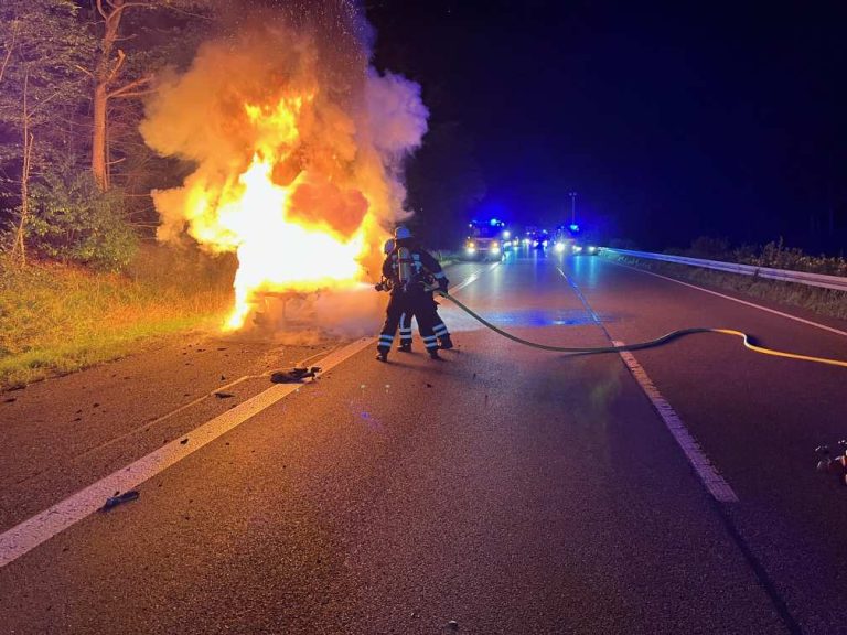 PKW brennt auf A 6 aus – Fahrer verletzt