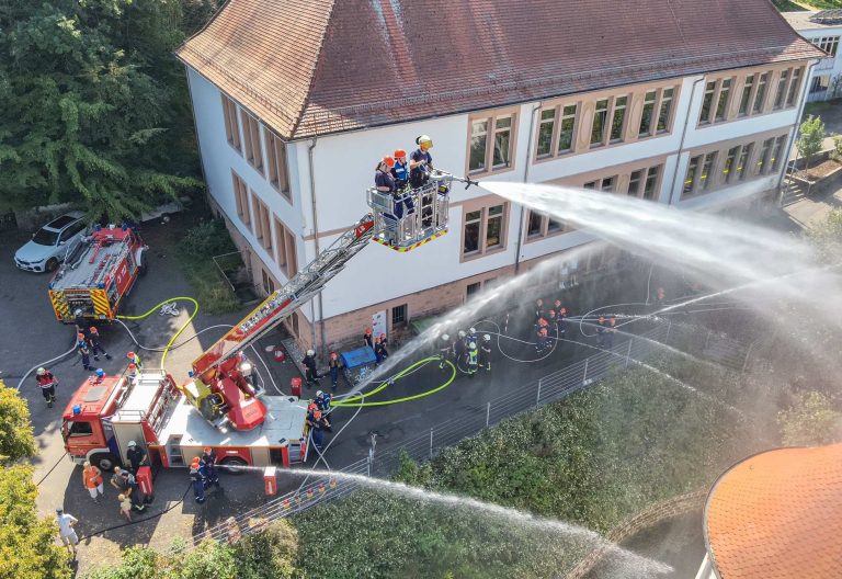Jugendfeuerwehr übt den Ernstfall an der Kirche in Oberwürzbach