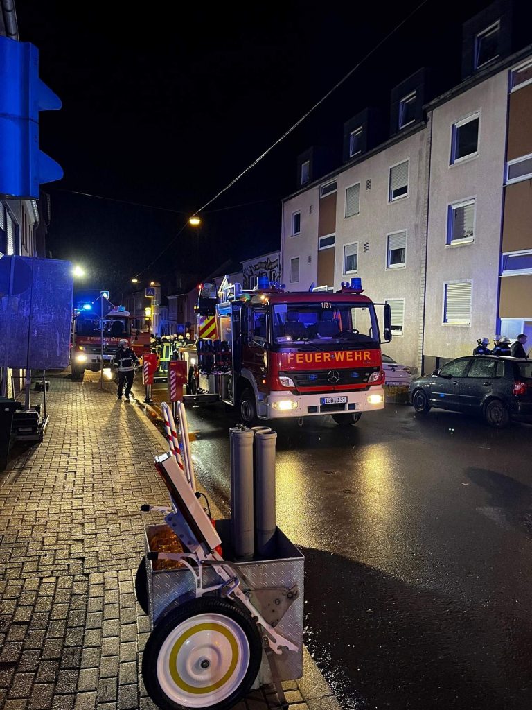 Mehrere Brandalarme: Feuerwehr rettet Bewohner aus Brandwohnung