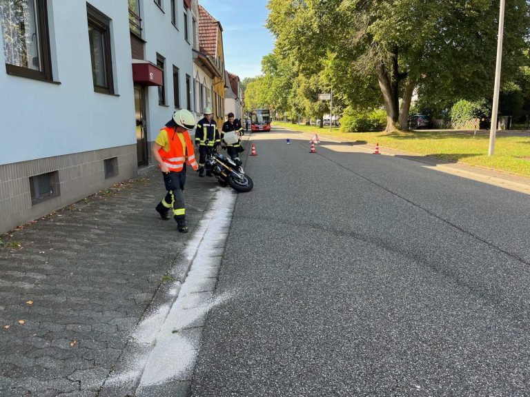 Feuerwehr stark gefordert: Gas aus Fahrzeugtank, Verkehrsunfall und mehrere Brandmeldeanlagen