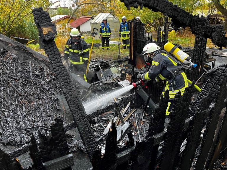 Brand eines Gartenhauses mit Evakuierung Kindergarten