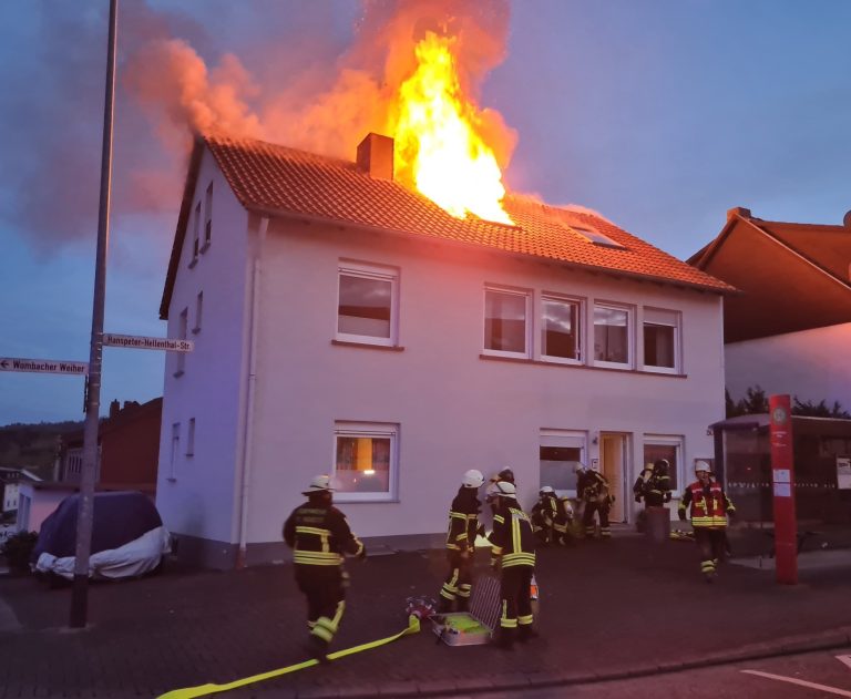 Offener Dachstuhlbrand mit 3 Paralleleinsätzen