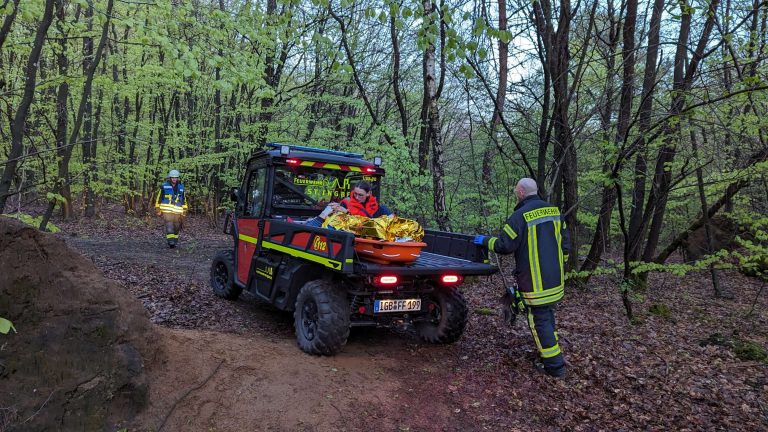 Personenrettung im Wald und Verpuffung in Wohnhaus