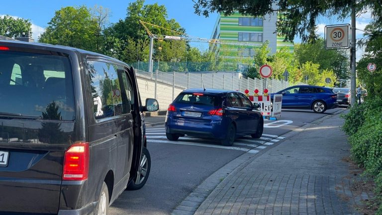 Verkehrschaos im Schmelzerwald nach Installation neuer Schranke