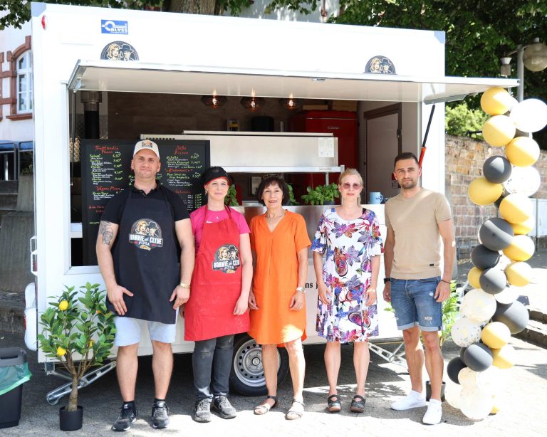 Neuer Pizza-Verkaufswagen vor der St. Ingberter Stadthalle