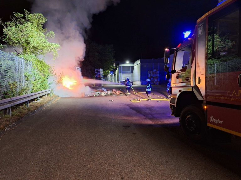 Brand von Leergutpaletten im Außenbereich eines Lebensmittelmarktes