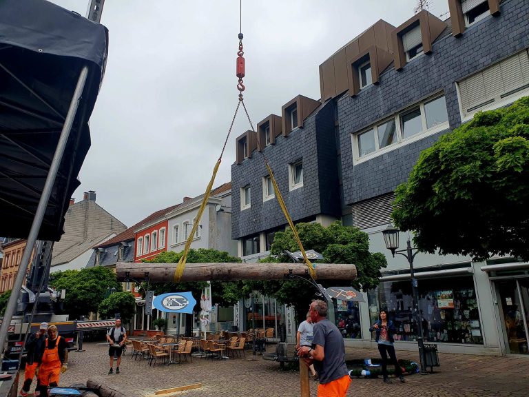 Maibaum in der Fußgängerzone wurde abgebaut