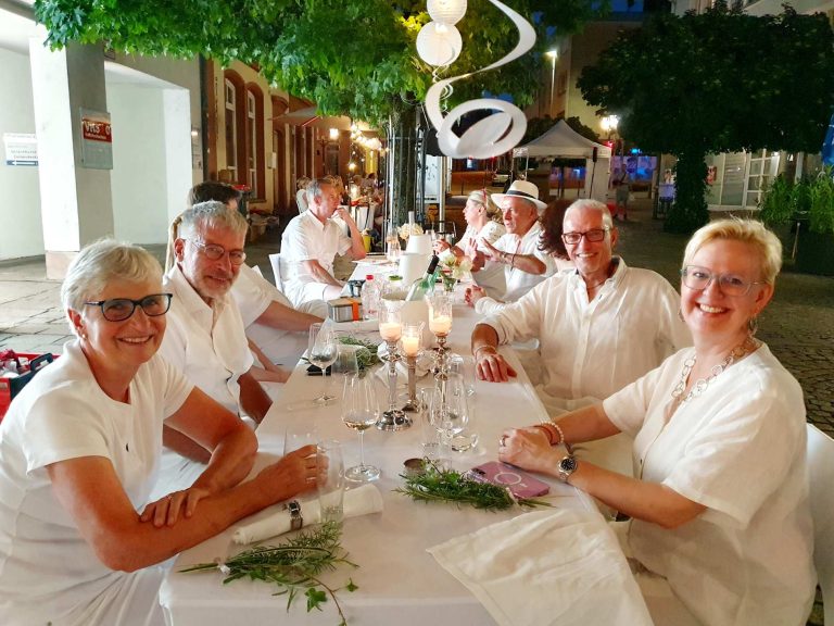 White Dinner unter strahlend blauem Himmel