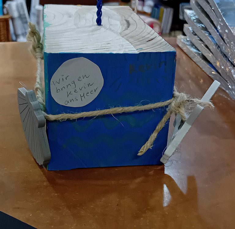 Leseprojekt über „Freundschaft“ und „Sprache“ – Ausstellung im Schaufenster der Buchhandlung Friedrich