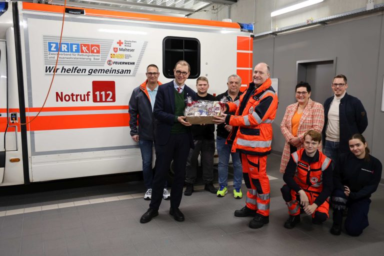 Oberbürgermeister besucht Polizei und Rettungswache an Weihnachten – Dank und Wertschätzung