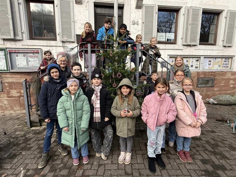Kinder schmücken Weihnachtsbäume in Oberwürzbach