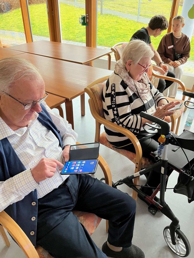 Smartphone-Kurs der Stadt im St. Barbaraheim stärkt digitale Teilhabe älterer Menschen