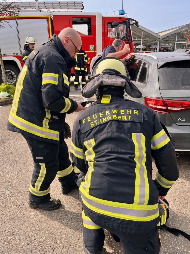 Glückliches Ende: Feuerwehr St. Ingbert rettet 2-jährigen Jungen unverletzt aus verschlossenem PKW