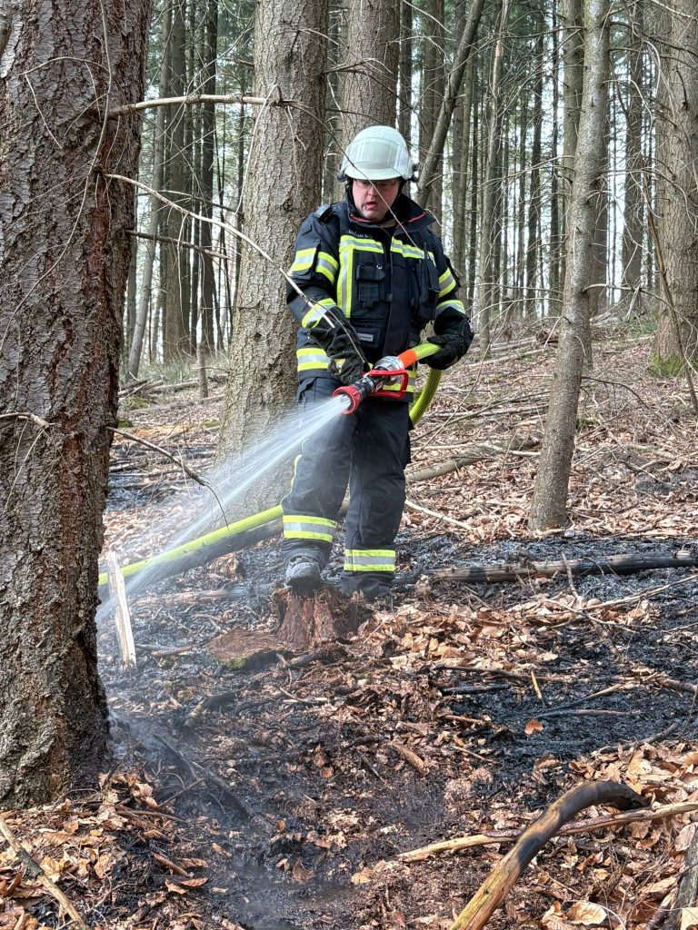 Mehrere Einsätze für die Feuerwehr St. Ingbert am Dienstag: Notfalltüröffnung, Vegetationsbrand und unklarer Feuerschein