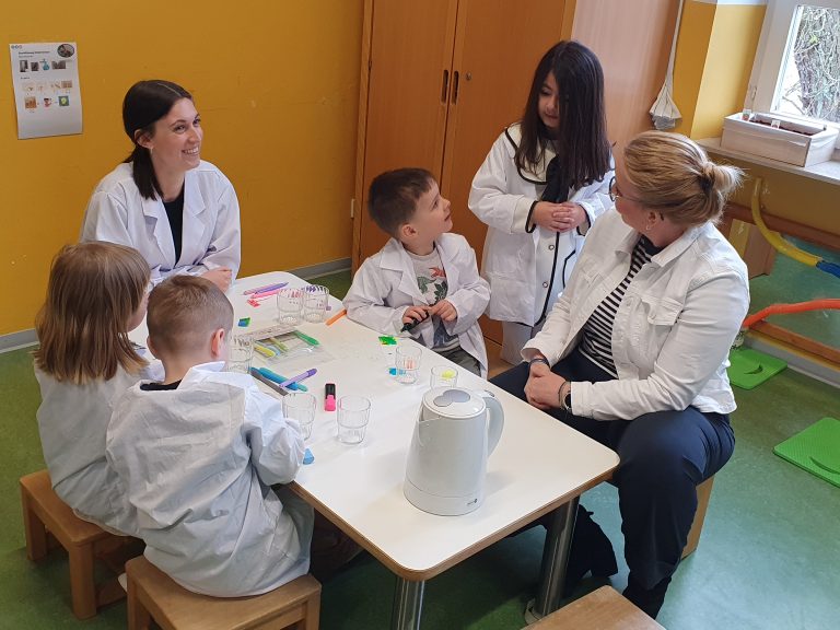 Digitalisierung als Teil frühkindlicher Bildung: Kinder der Kita Luitpoldschule forschen im MINT-Projekt „EleMINTar“