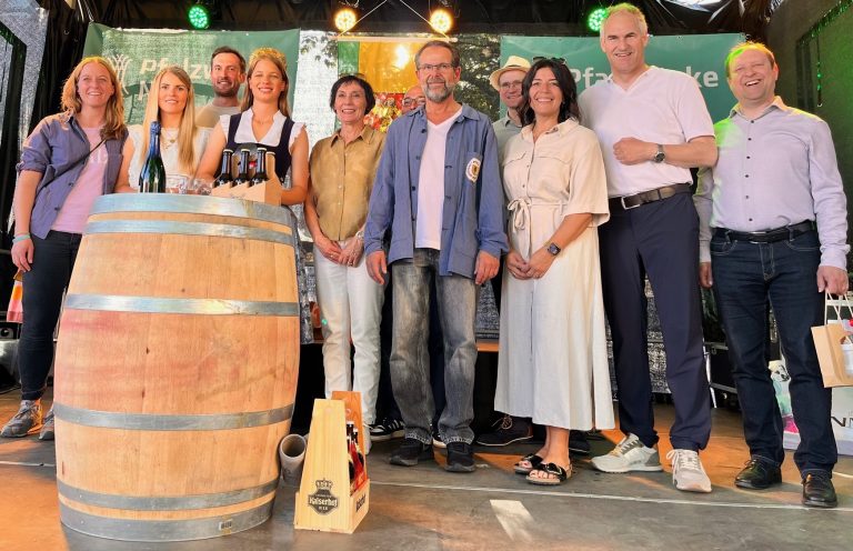 Delegation aus St. Ingbert besucht Heimat- und Blütenfest in Rhodt unter Rietburg