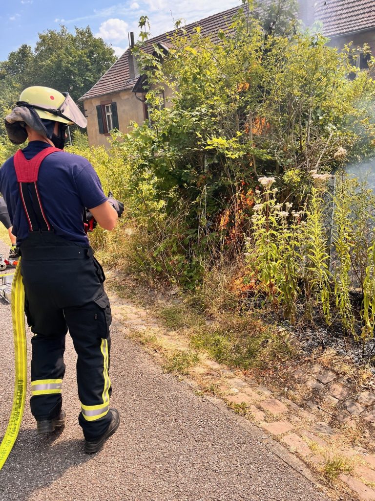 Brand in Gärten auf der Alten Schmelz – Feuerwehr verhindert Ausbreitung auf Gebäude
