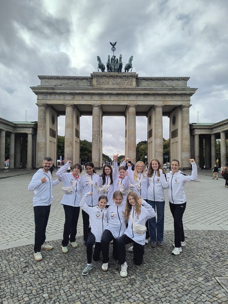 Mädchenschwimmmannschaft des Albertus-Magnus-Gymnasiums fährt erneut zum Bundesfinale nach Berlin