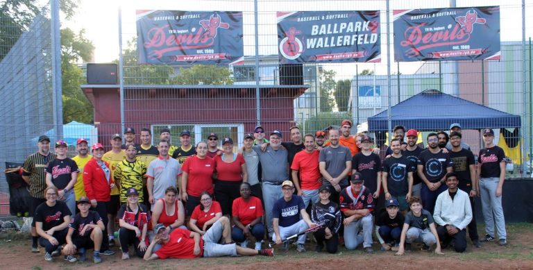 Gruppenfoto der Turnierteilnehmer vor dem Vereinsheim im Ballpark Wallerfeld