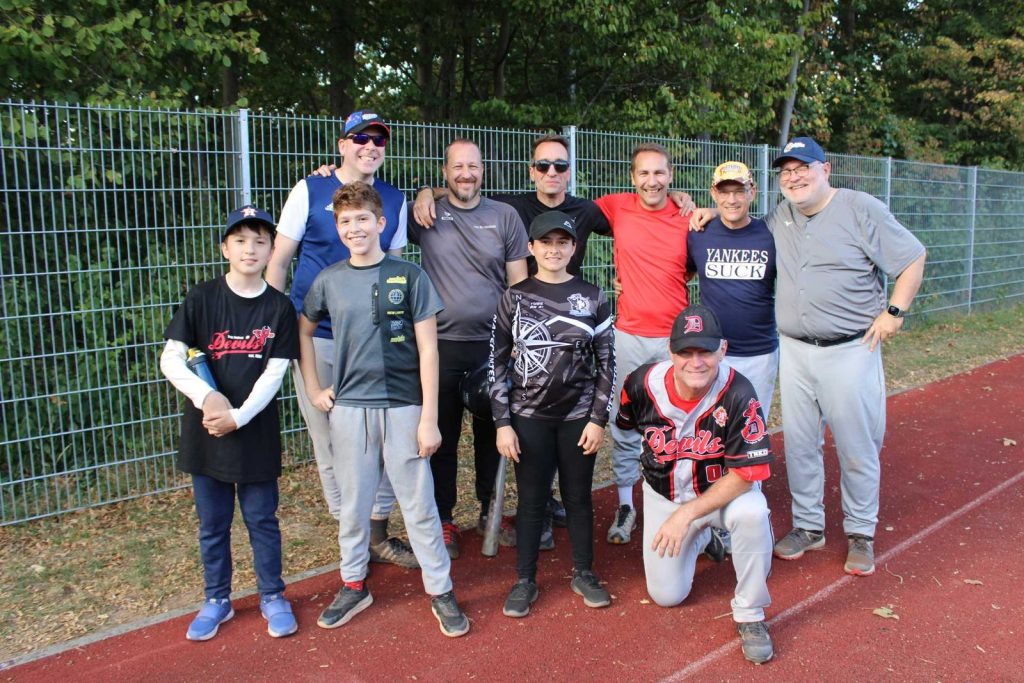 Gruppenfoto des Siegerteams auf dem Baseballplatz