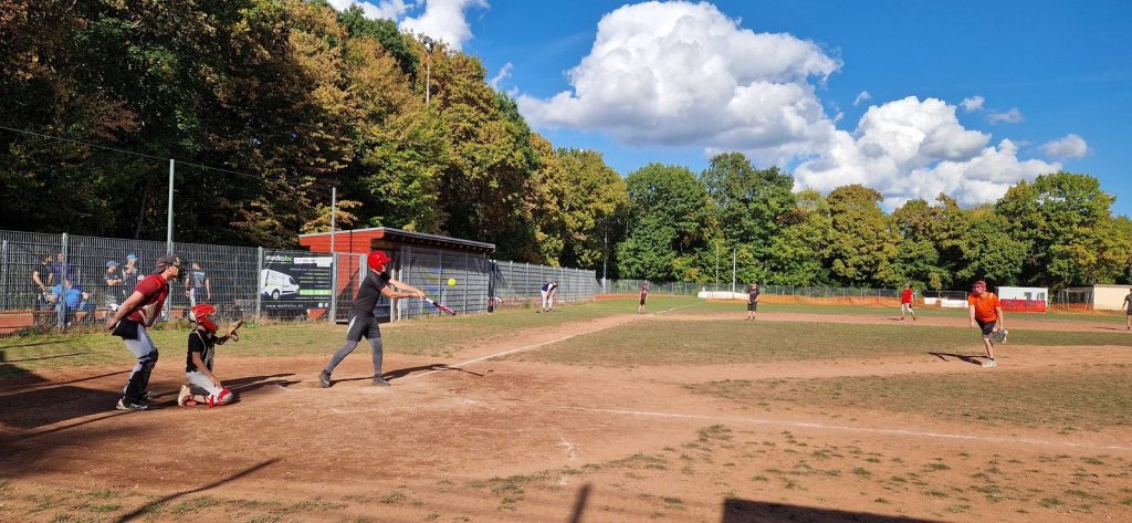 Batter, Catcher und Pitcher auf dem Baseballfeld bei Sonnenschein
