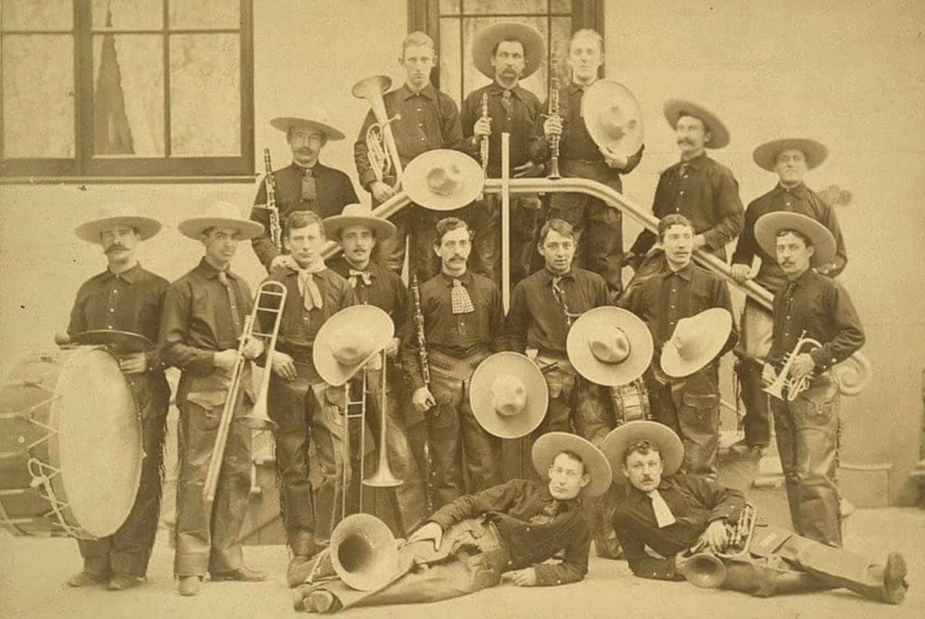Historisches Gruppenfoto der Buffalo Bills Cowboy Band 1887 in London mit Instrumenten und Cowboyhüten