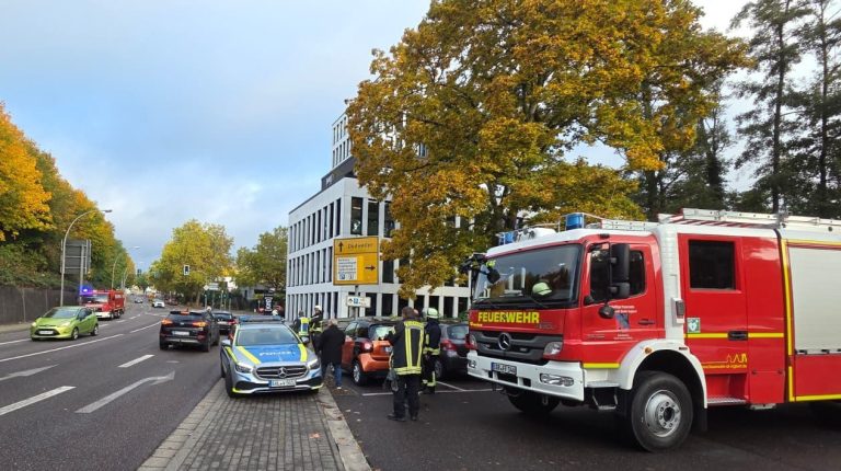 Feuerwehrfahrzeug und Polizeiwagen in der Poststraße in St. Ingbert