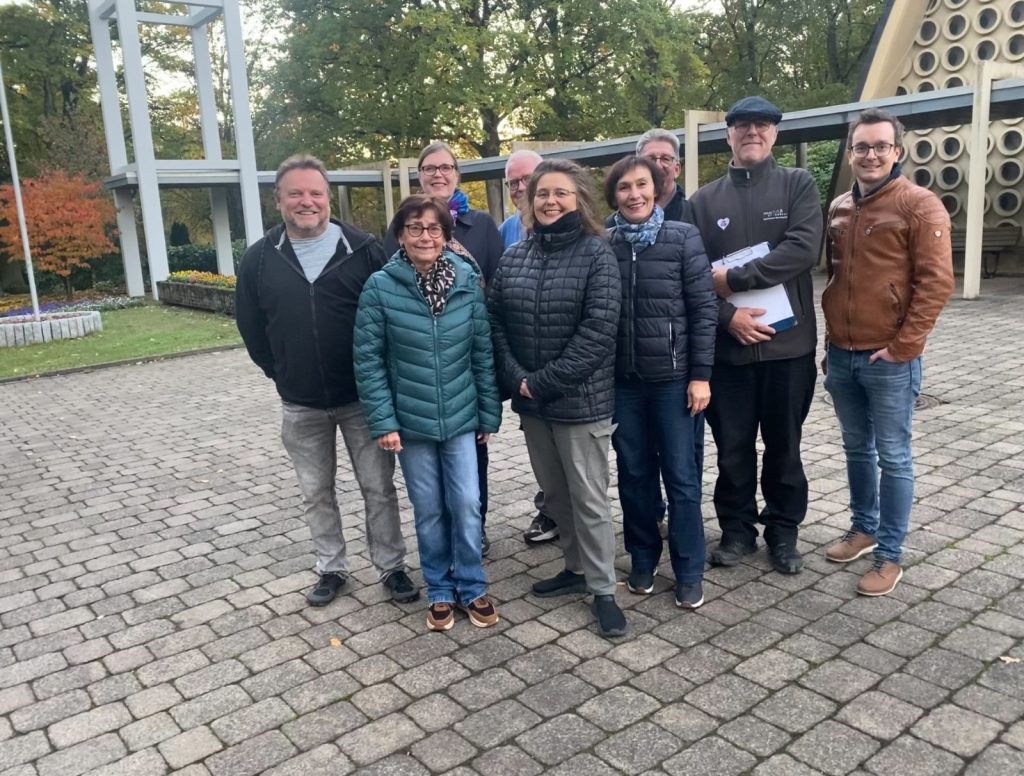 Gruppe von Mitgliedern der Friedhofskommission vor der Einsegnungshalle des Waldfriedhofs St. Ingbert
