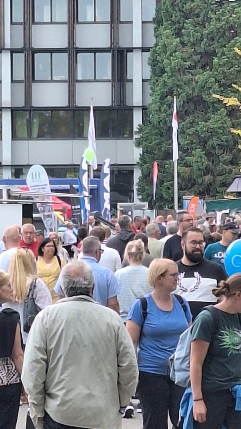 Besucherandrang auf dem Messegelände der Ingobertusmesse vor dem Rathaus St. Ingbert