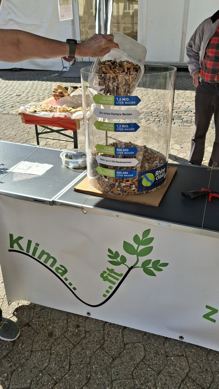 Sammelbehälter mit Zigarettenkippen am KlimaFit-Stand auf dem Marktplatz