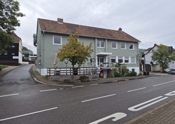 Außenansicht des Kulturhauses Rentrisch mit Gaststätte an der Straße