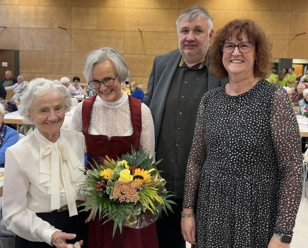 Ehrung von Elfriede Uhl mit Blumenstrauß beim Seniorennachmittag in Oberwürzbach