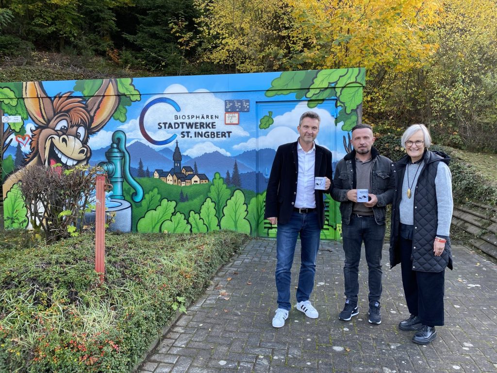 Jürgen Bach, Eugen Dorofeev und Dunja Sauer vor der bemalten Trafostation in Oberwürzbach