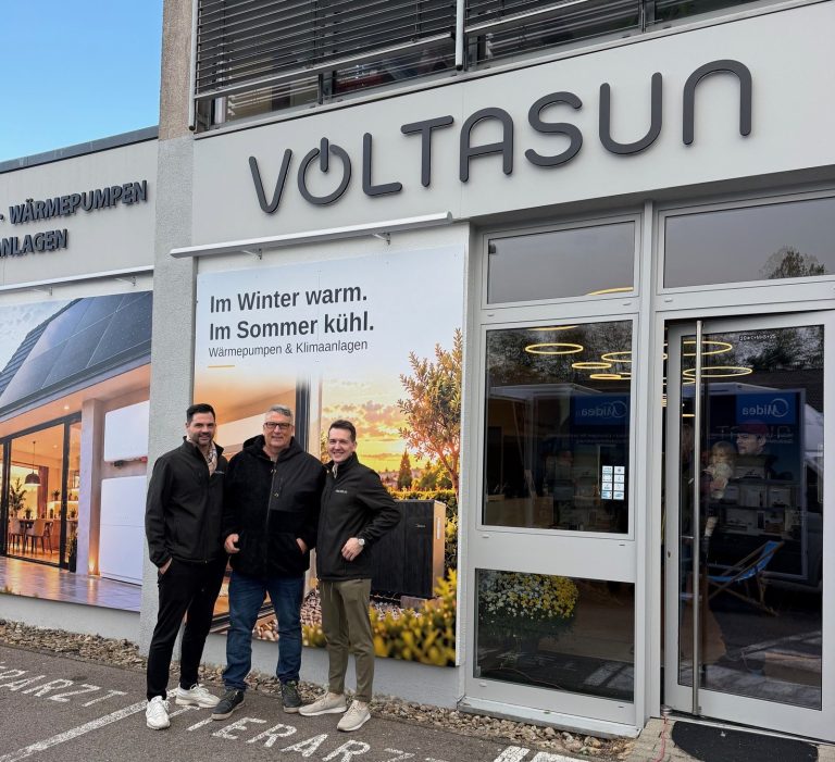 Drei Männer vor dem neuen Voltasun-Kundencenter in St. Ingbert