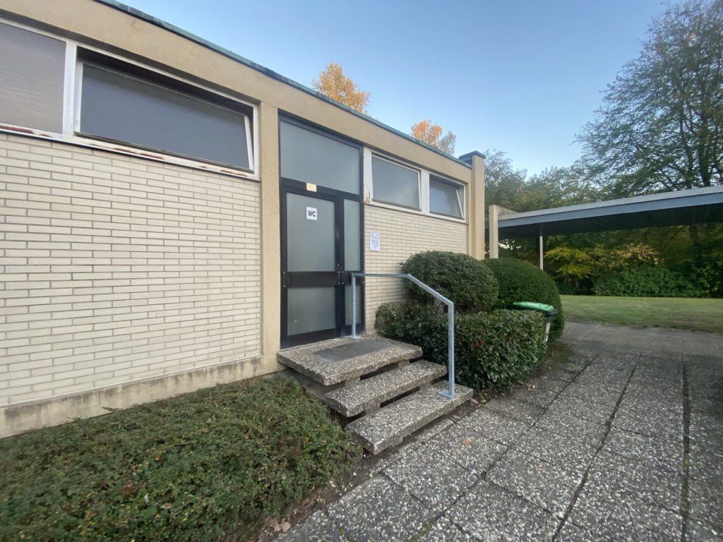 Nebengebäude der Einsegnungshalle am Waldfriedhof mit Treppenstufen zum Eingang