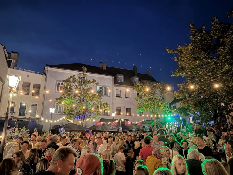 Volle Festfläche mit Lichterketten auf dem Maxplatz am Abend